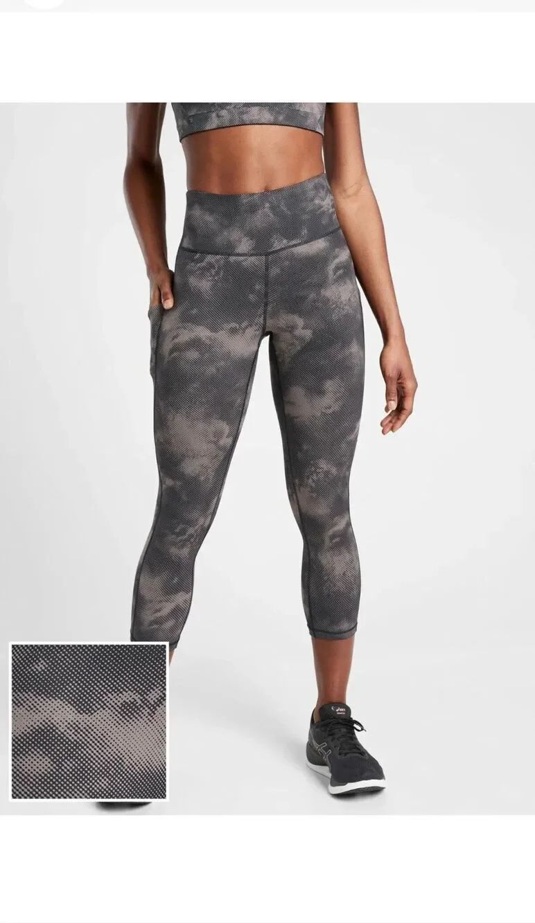Athleta Women’s ultimate Stash Pocket printed Capri Size Medium